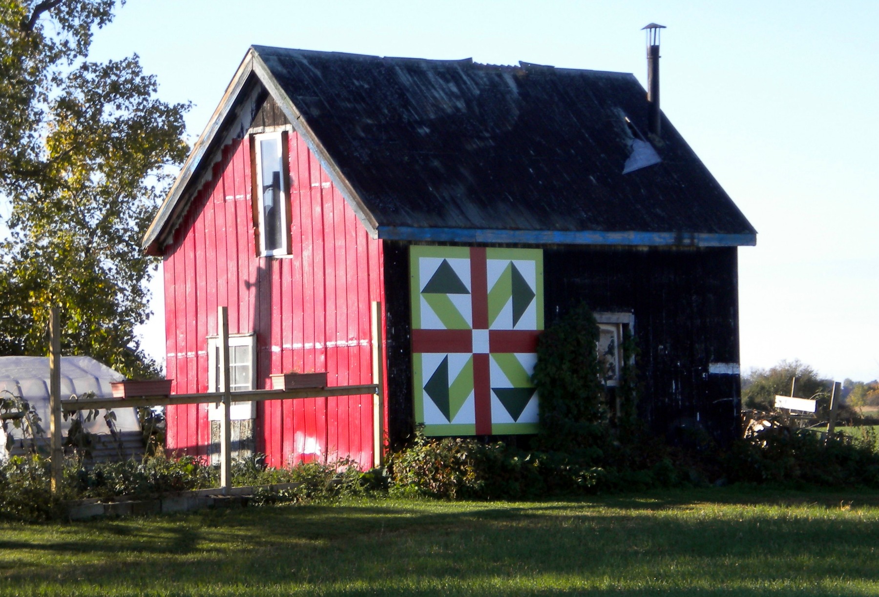 Picture of Barn with Barn Quilt Painting on side of building